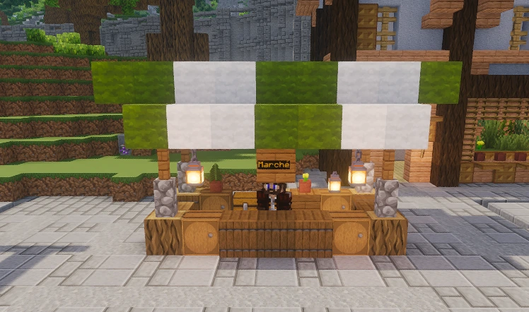 Le marchand derrière son comptoir au spawn, sous l’auvent vert et blanc, avec la pancarte Marché au-dessus de lui.